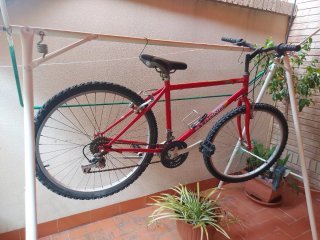 Bicicleta de montaña roja