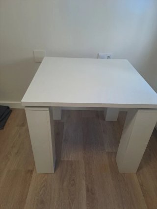 Mesa cuadrada blanca laminada