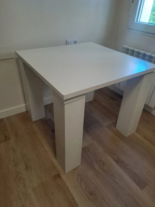 Mesa cuadrada blanca laminada
