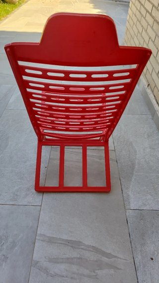 Silla plegable roja de plástico