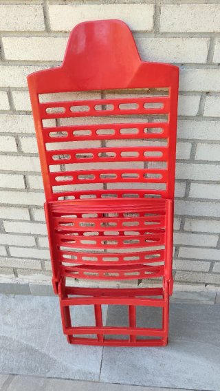 Silla plegable roja de plástico