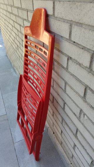Silla plegable roja de plástico
