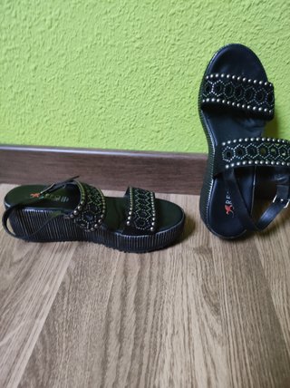 Sandalias plataforma negras con tachuelas