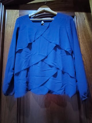 Blusa azul con volantes y mangas de gasa