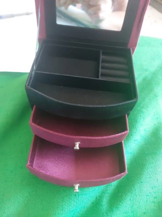 Caja joyero de raso berenjena y negro