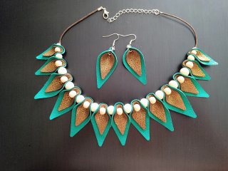 Conjunto collar y pendientes piel hoja