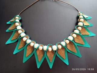 Conjunto collar y pendientes piel hoja