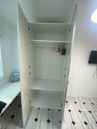 Armario blanco con puertas