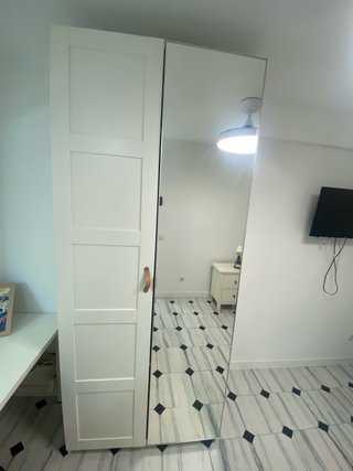 Armario blanco con puertas