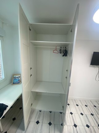 Armario blanco con puertas