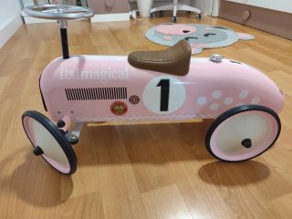 Coche de juguete rosa ItsImagical