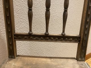 Silla antigua de madera tallada