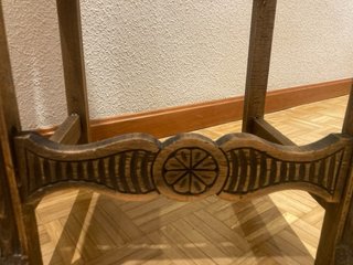 Silla antigua de madera tallada