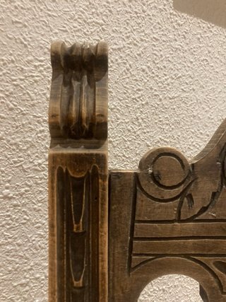 Silla antigua de madera tallada
