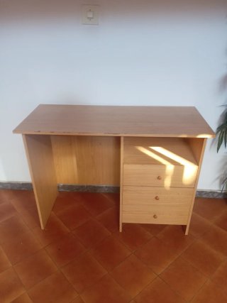 Escritorio de madera con cajones
