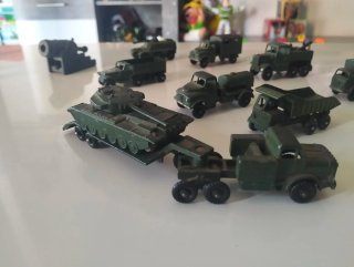 Lote de 12 vehículos militares de juguete