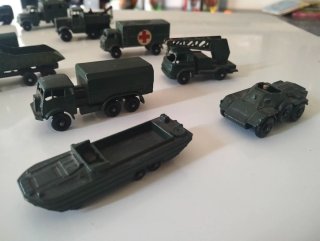 Lote de 12 vehículos militares de juguete