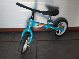 Bicicleta infantil y correpasillos
