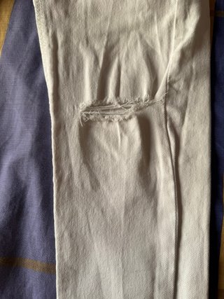 Pantalón Bershka blanco desgastado