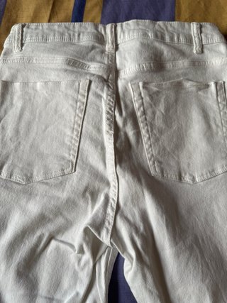 Pantalón Bershka blanco desgastado
