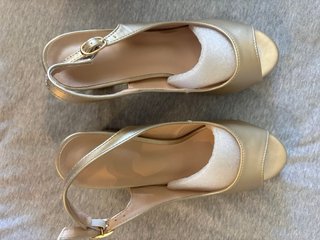 Sandalias doradas sin estrenar Talla 39