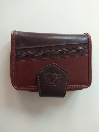 Monedero de piel con trenzado