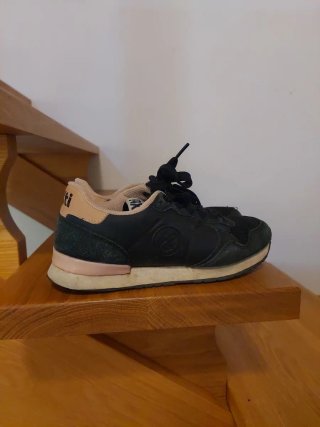 Zapatillas Xti Negras y Rosas