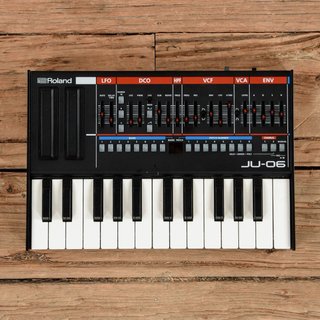 Roland JU-06 Sintetizador + Teclado
