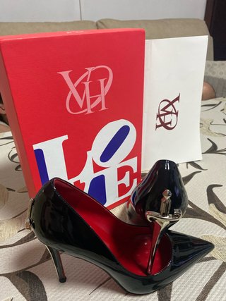 Zapatos de tacón daga negros y rojos