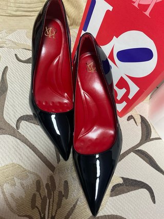 Zapatos de tacón daga negros y rojos