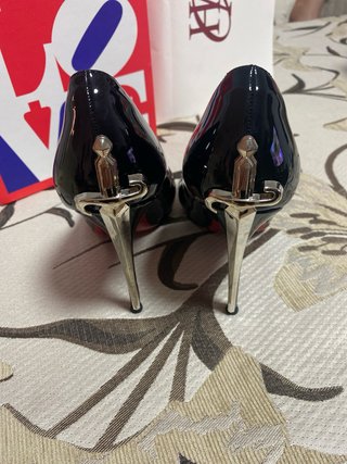 Zapatos de tacón daga negros y rojos