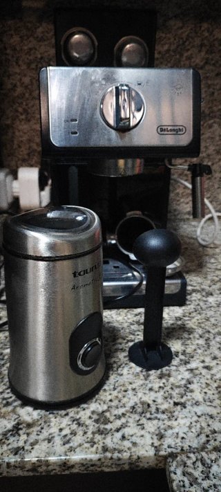Cafetera Delonghi y Moledora Taurus