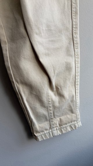 Pantalón beige de pinzas