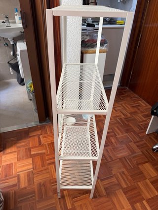 Estantería metálica blanca