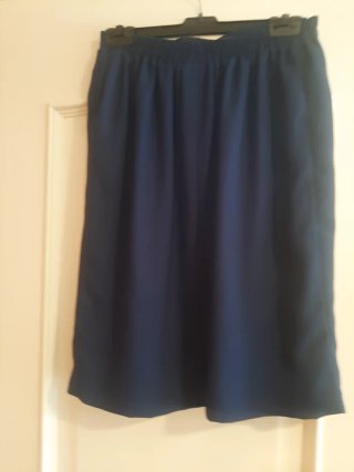 Traje azul marino con falda