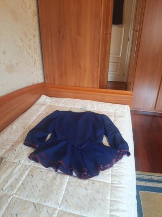 Traje azul marino con falda