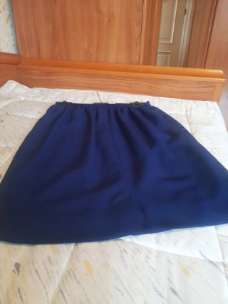 Traje azul marino con falda