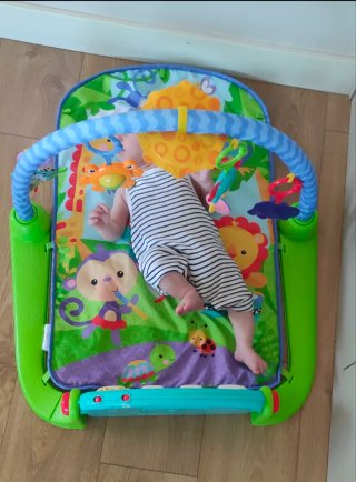 Gimnasio bebé con piano y juguetes