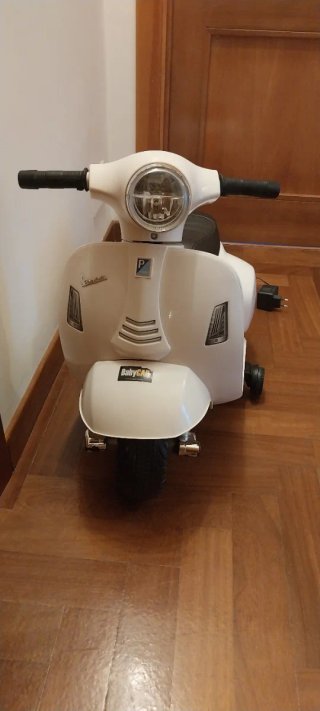Moto giocattolo Vespa bianca
