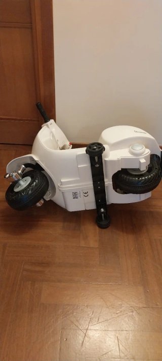 Moto giocattolo Vespa bianca