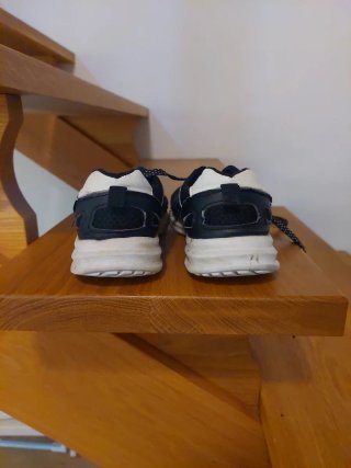 Zapatillas de paseo negras y blancas