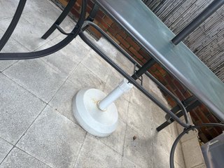 Tavolo da giardino in vetro e metallo