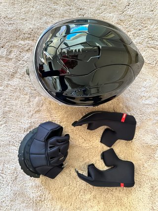 Casco de moto negro brillante