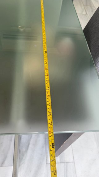 Mesa de cristal y madera lujosa