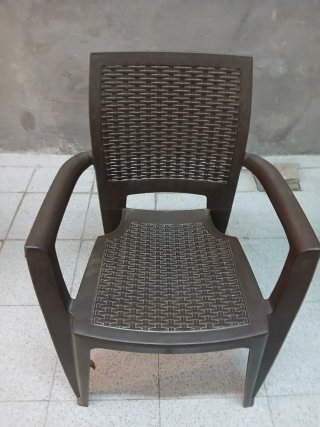 Juego de 2 sillas de plástico marrones