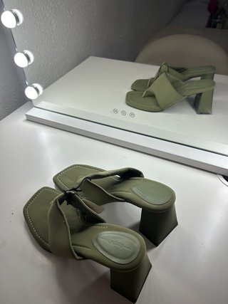 Tacones minimalistas Bershka verde.