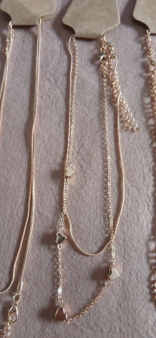 Gargantillas de acero doradas con dos cadenas .