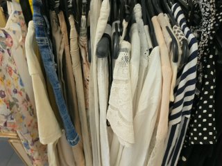 Lote de ropa variada de segunda mano +1000prendas