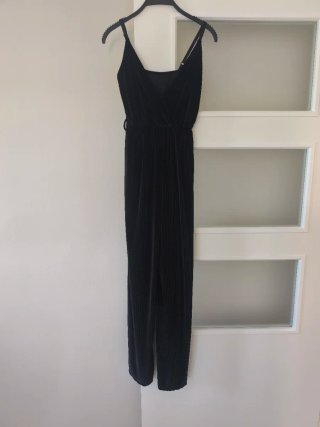 Mono negro y chaqueta morada