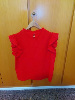 Blusa roja con volantes